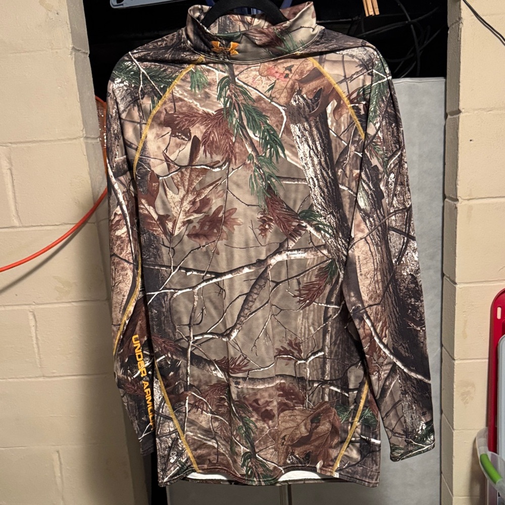 Under Armour Men's Realtree Woodland Camo Cold Gear long sleeve tee